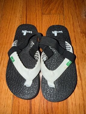 Sanuk Kids Black & White Flip Flop Sandals with back strap
